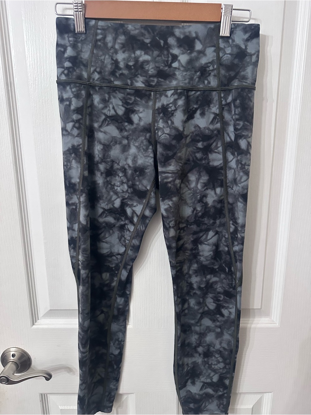 Athleta Salutation 7/8 Tights Medium M Black Dark Grey Tie Dye Marble